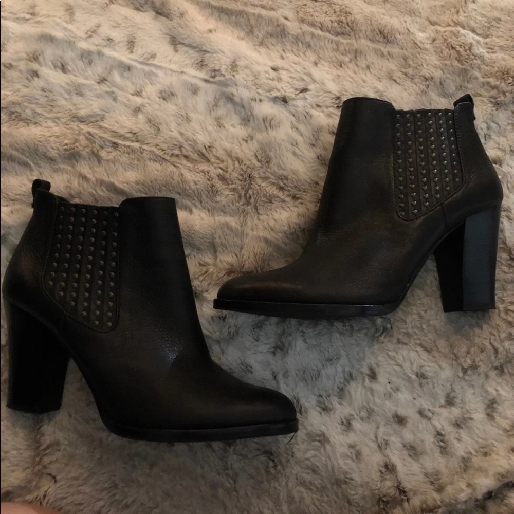 Black heeled boots